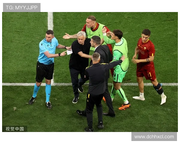 安德莱赫特球迷与裁判齐心铲雪保赛程